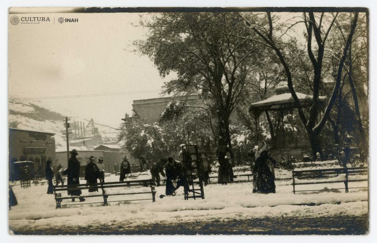 #JuevesDeFototeca: Guerra de bolas de nieve, Parral, ca.1905