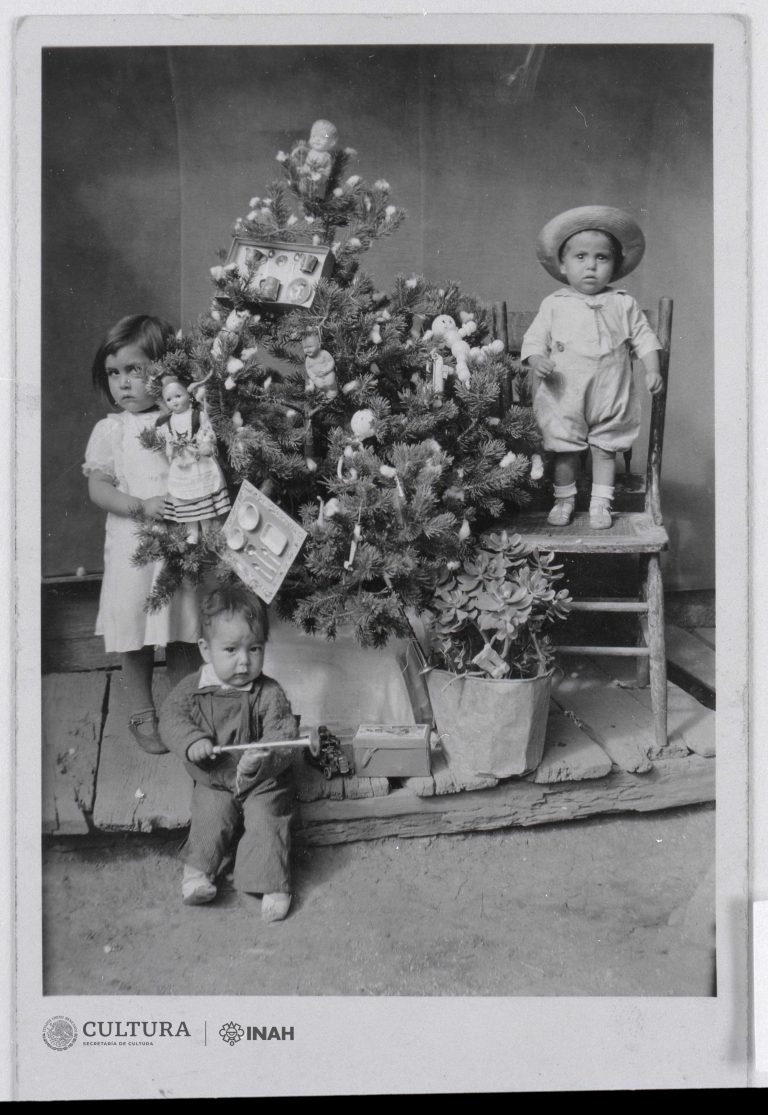 #JuevesDeFototeca: Hermanitos junto a árbol navideño, ca.1930