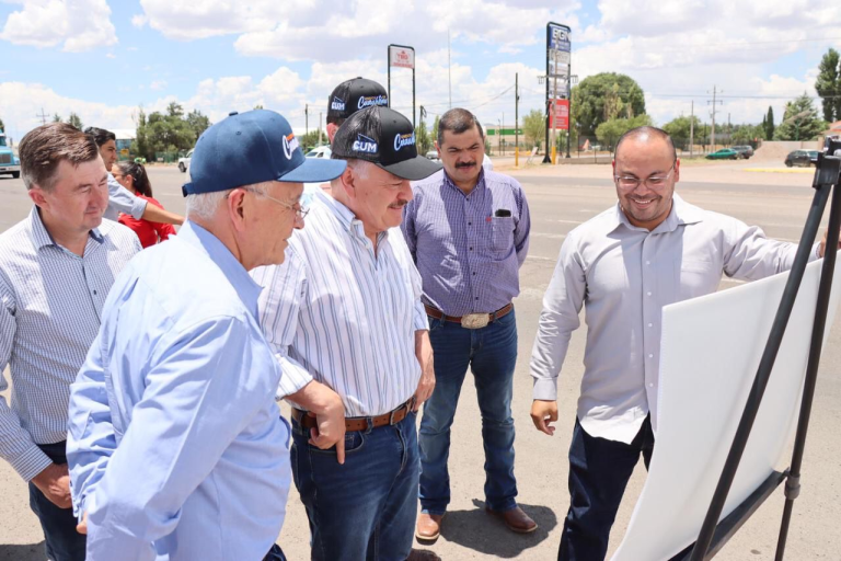 Supervisan Mario Vázquez, alcalde de Cuauhtémoc y líderes menonitas avance en obras del Corredor Comercial