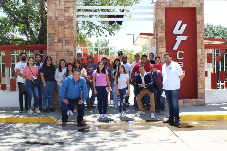 Beneficia Estado con becas a 70 estudiantes de la UT de Camargo