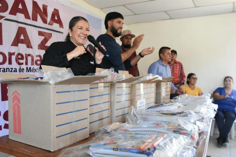 Visita Rosana Díaz Ahumada, Praxedis y Guadalupe con la entrega de útiles escolares