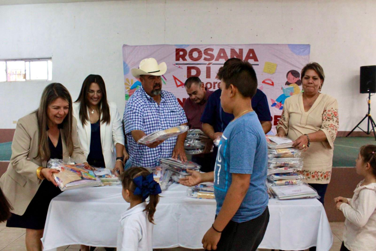 Llega Rosana Díaz a Cuauhtémoc y Cusihuiriachi a realizar entregar de útiles escolares