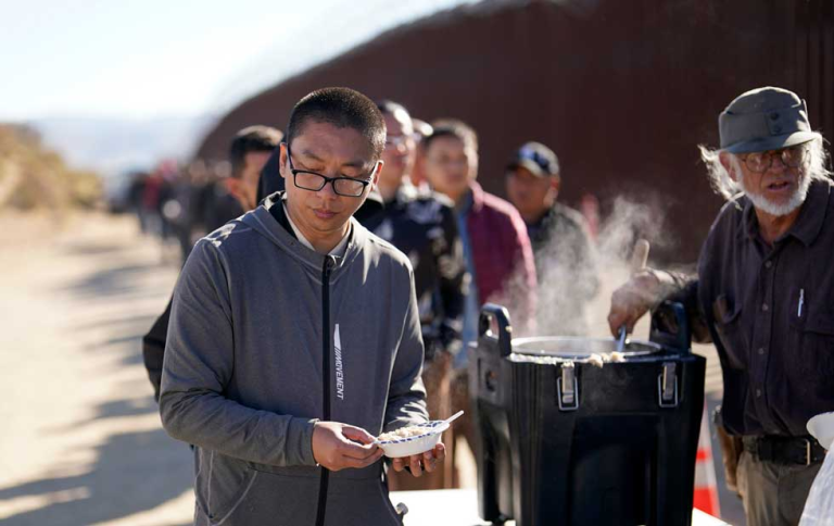 Aumenta número de migrantes chinos que cruzan a EU desde México
