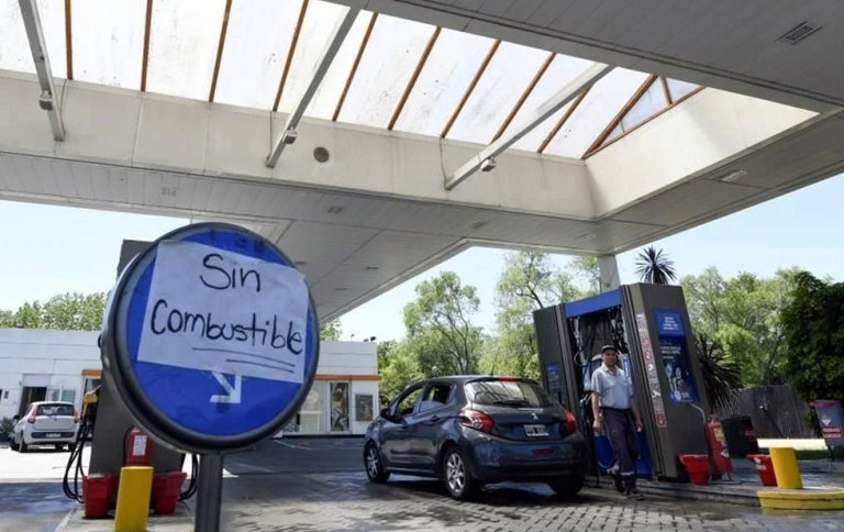Batallan en Argentina por escasez de gasolina