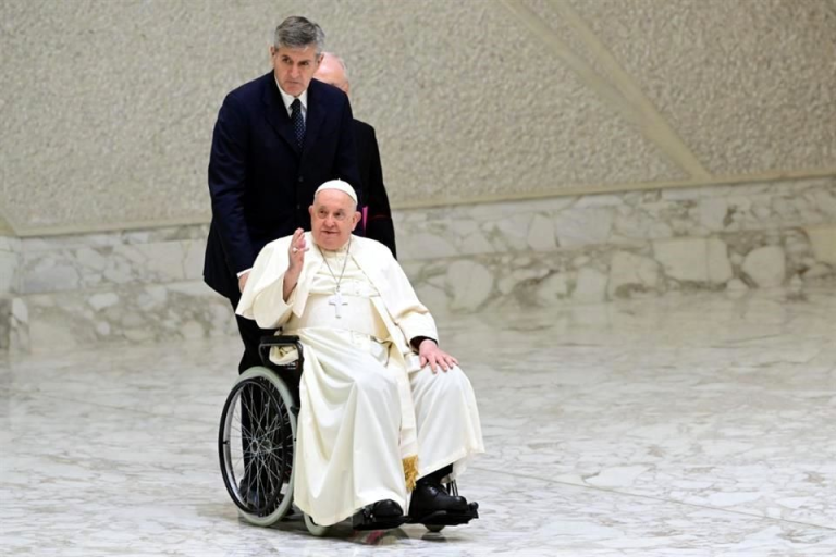 ‘Estoy vivo’, bromea Papa Francisco sobre su estado de salud