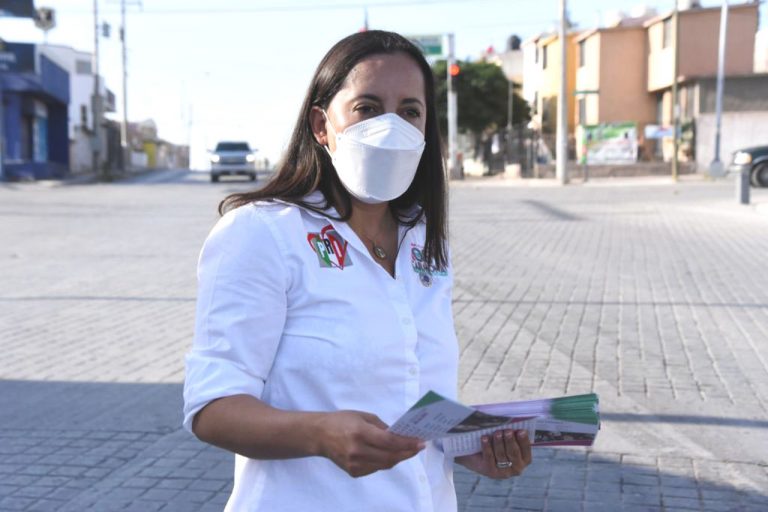 Escucha candidata Rosy Carmona a vecinos de la colonia Los Pinos