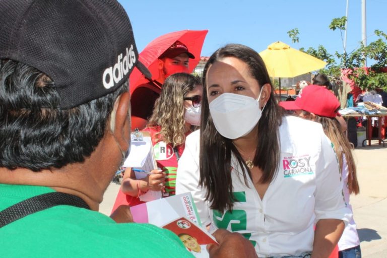 Escucha Rosy Carmona demandas de vecinos en tianguis de Vistas Cerro Grande