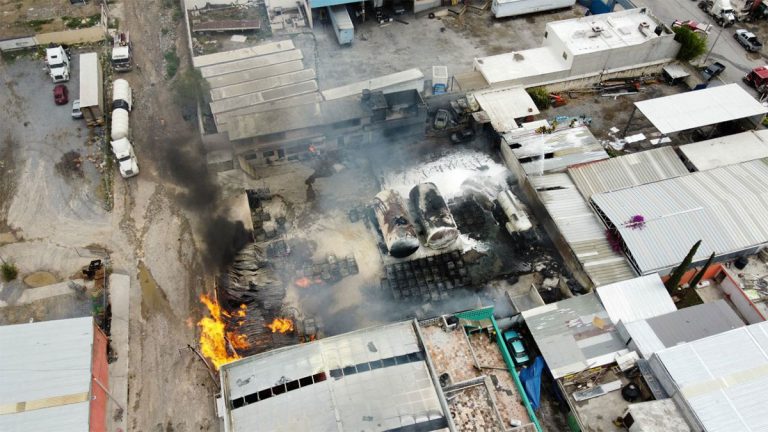 Fuerte incendio en BJ; desalojan casas y edificios cercanos