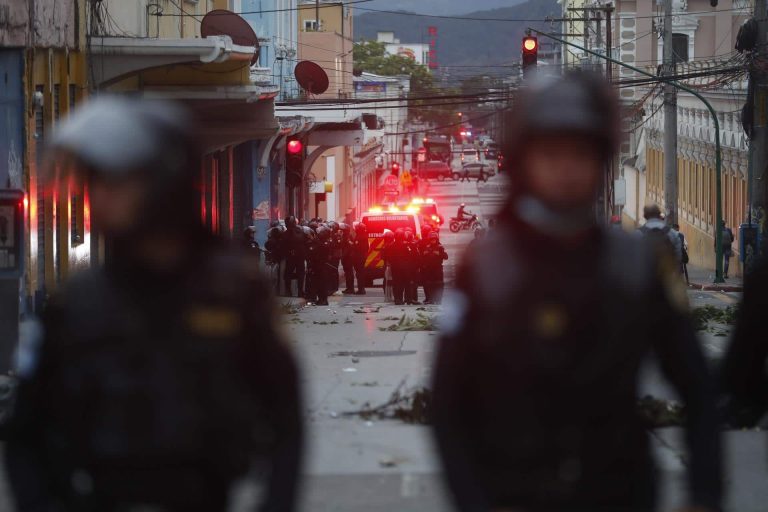 La Policía antimotines de Guatemala retoma el control del Congreso