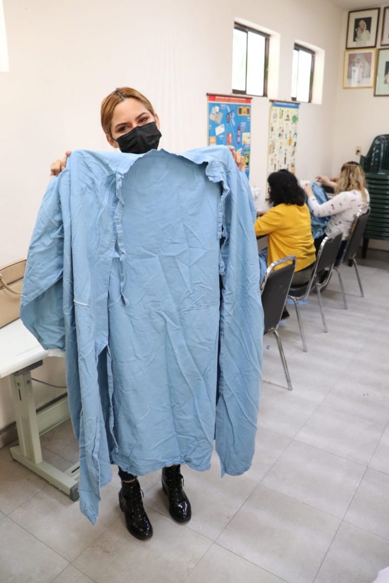 Alumnas del CSS en Delicias apoyan al Hospital del IMSS No. 11 con elaboración de ropa hospitalaria