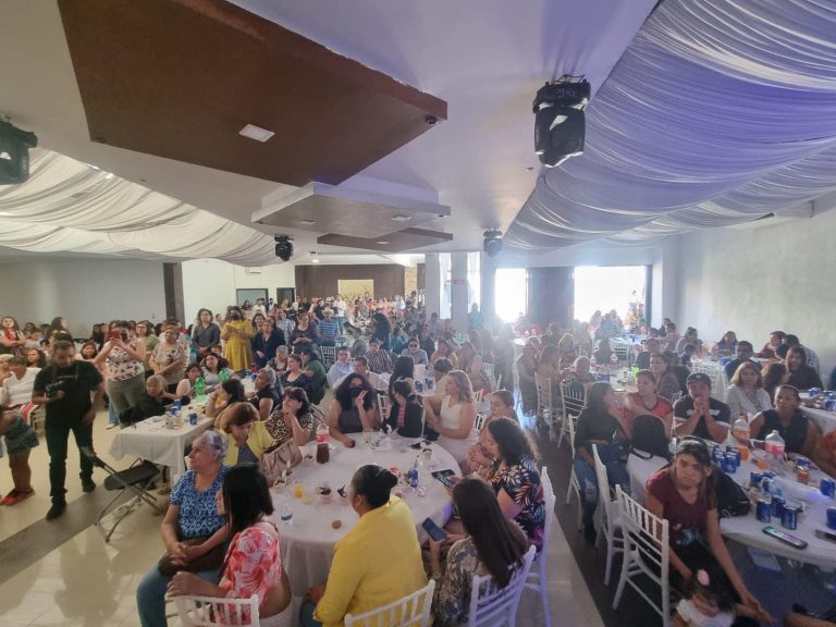 <em>Festejan Regidores a más de 500 mamás del norte de la ciudad en su Día</em>